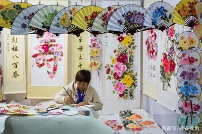 河南鞏義:南村婦女放下鋤頭畫牡丹,一幅牡丹能賣八百元